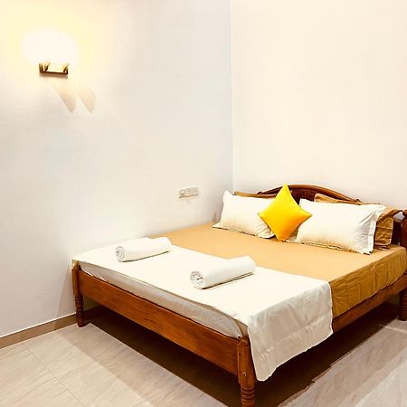 Ahasna Airport Villa Negombo Esterno foto