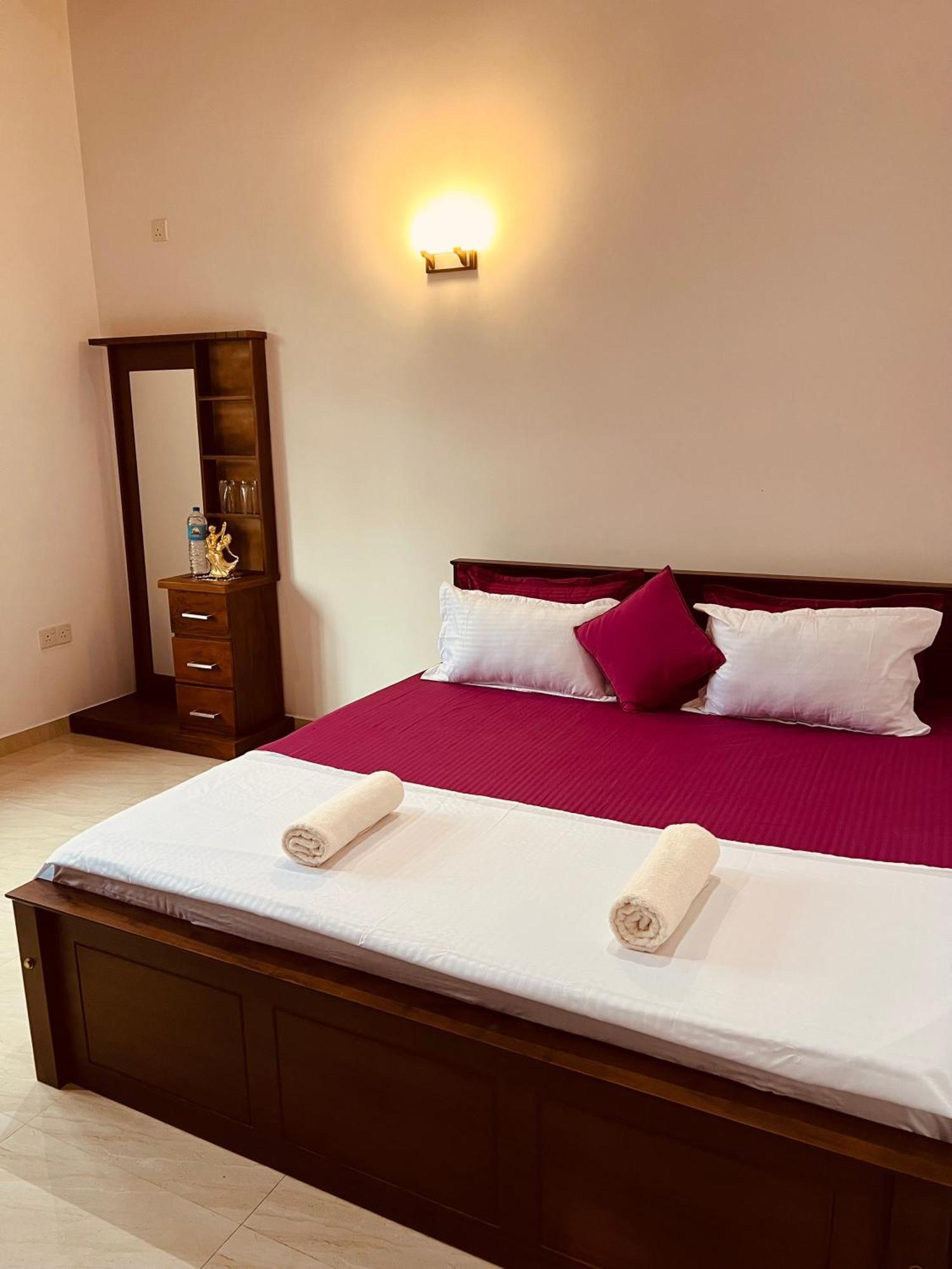 Ahasna Airport Villa Negombo Esterno foto
