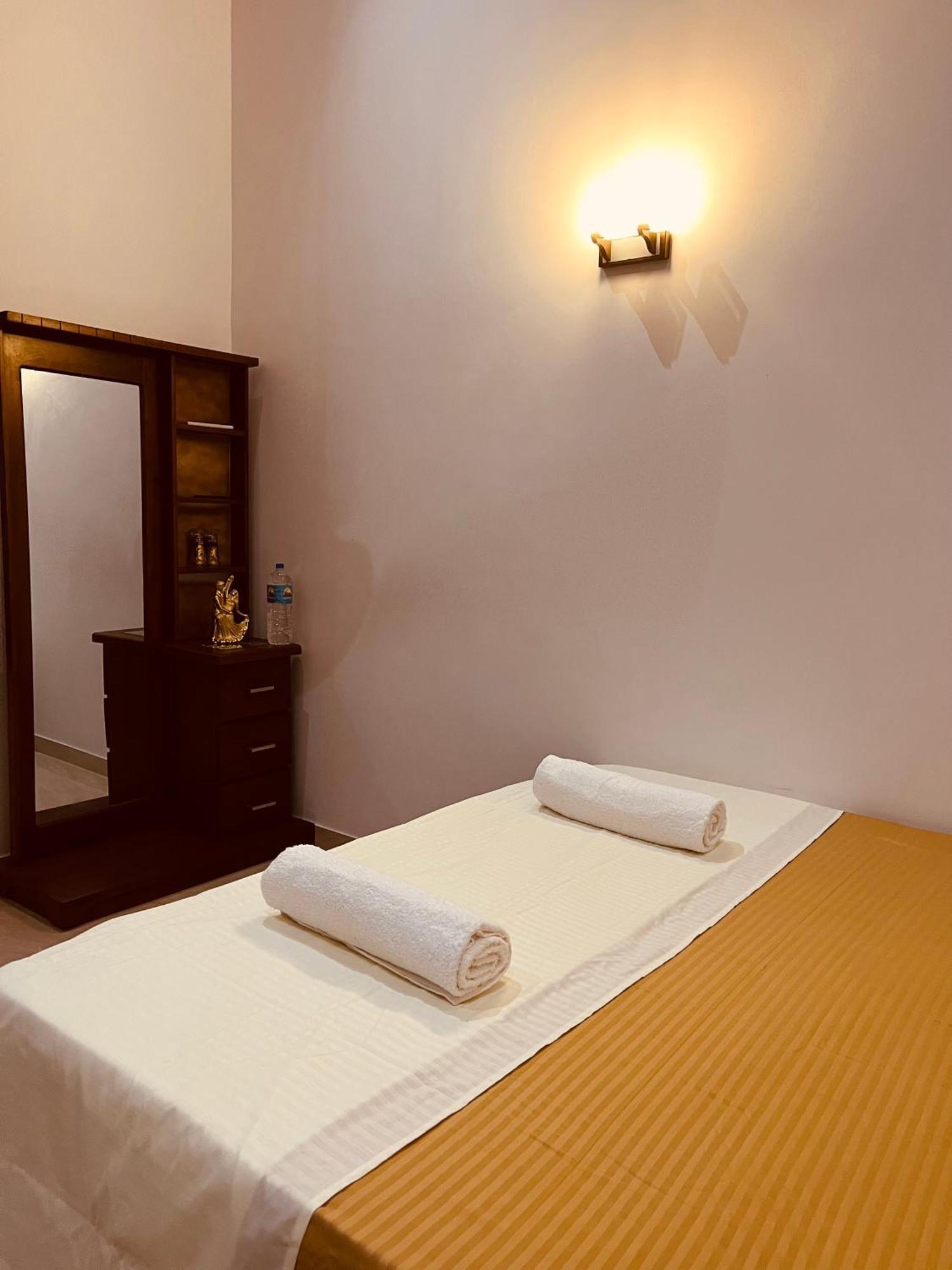 Ahasna Airport Villa Negombo Esterno foto
