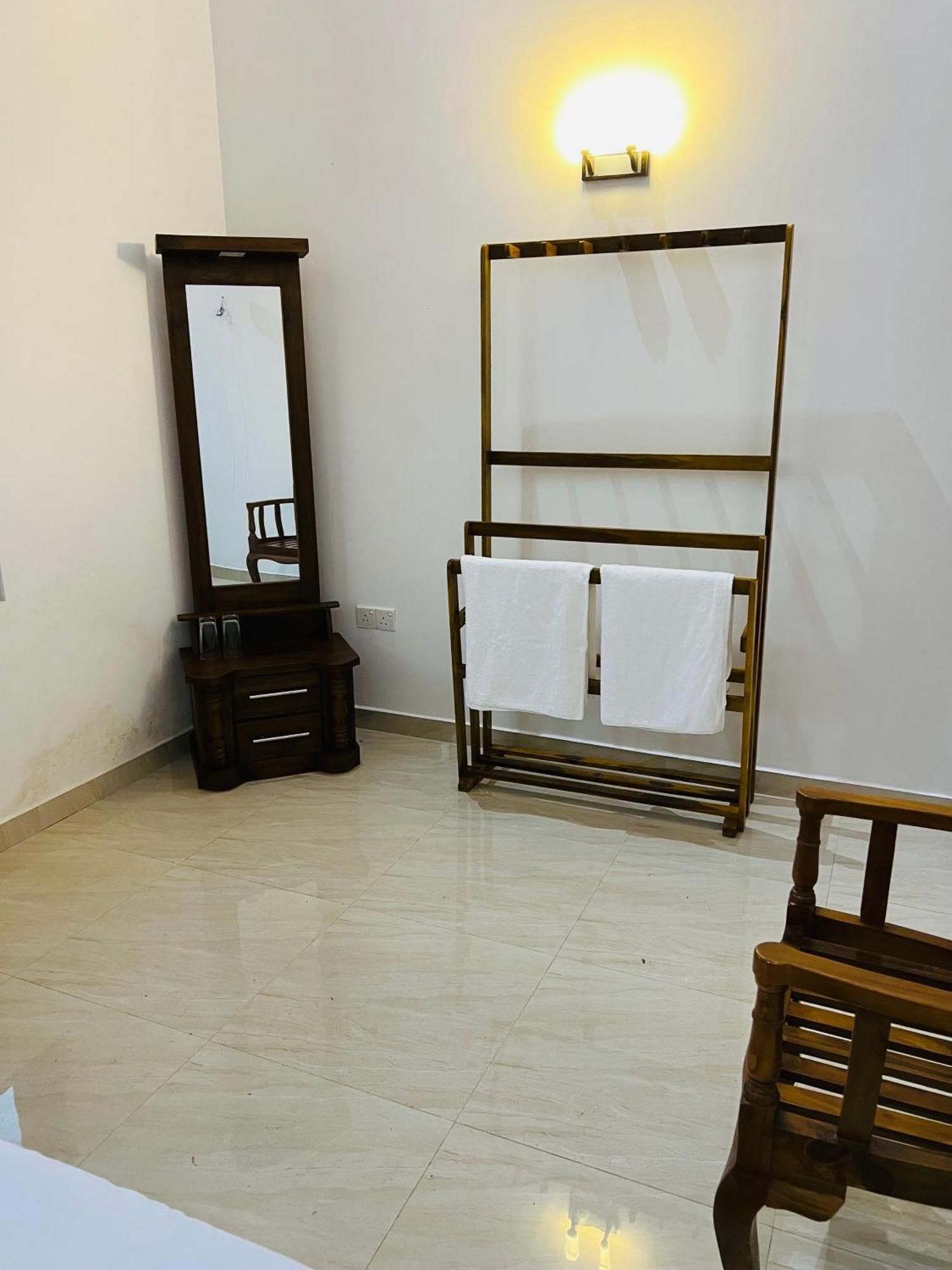 Ahasna Airport Villa Negombo Esterno foto