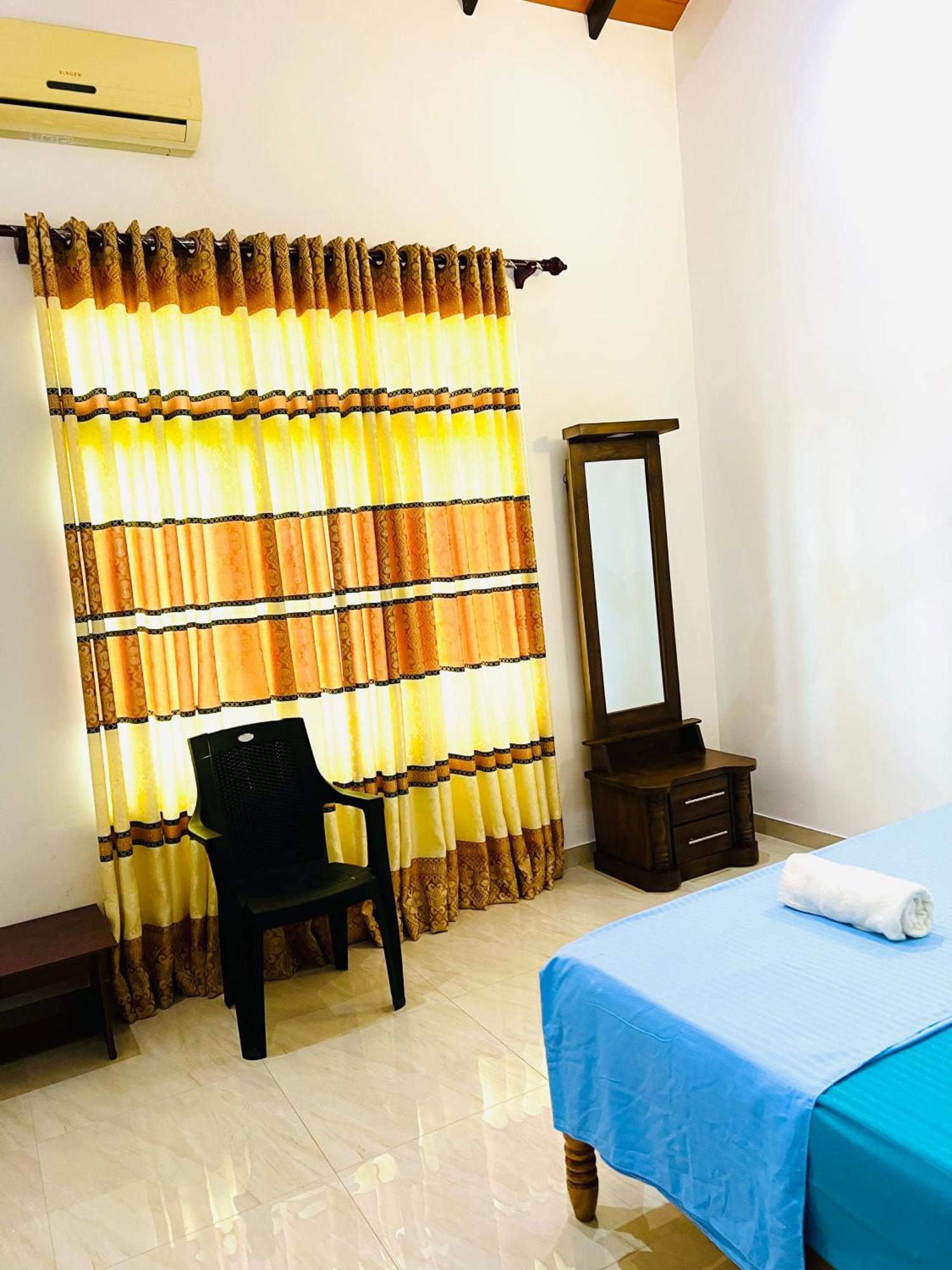 Ahasna Airport Villa Negombo Esterno foto