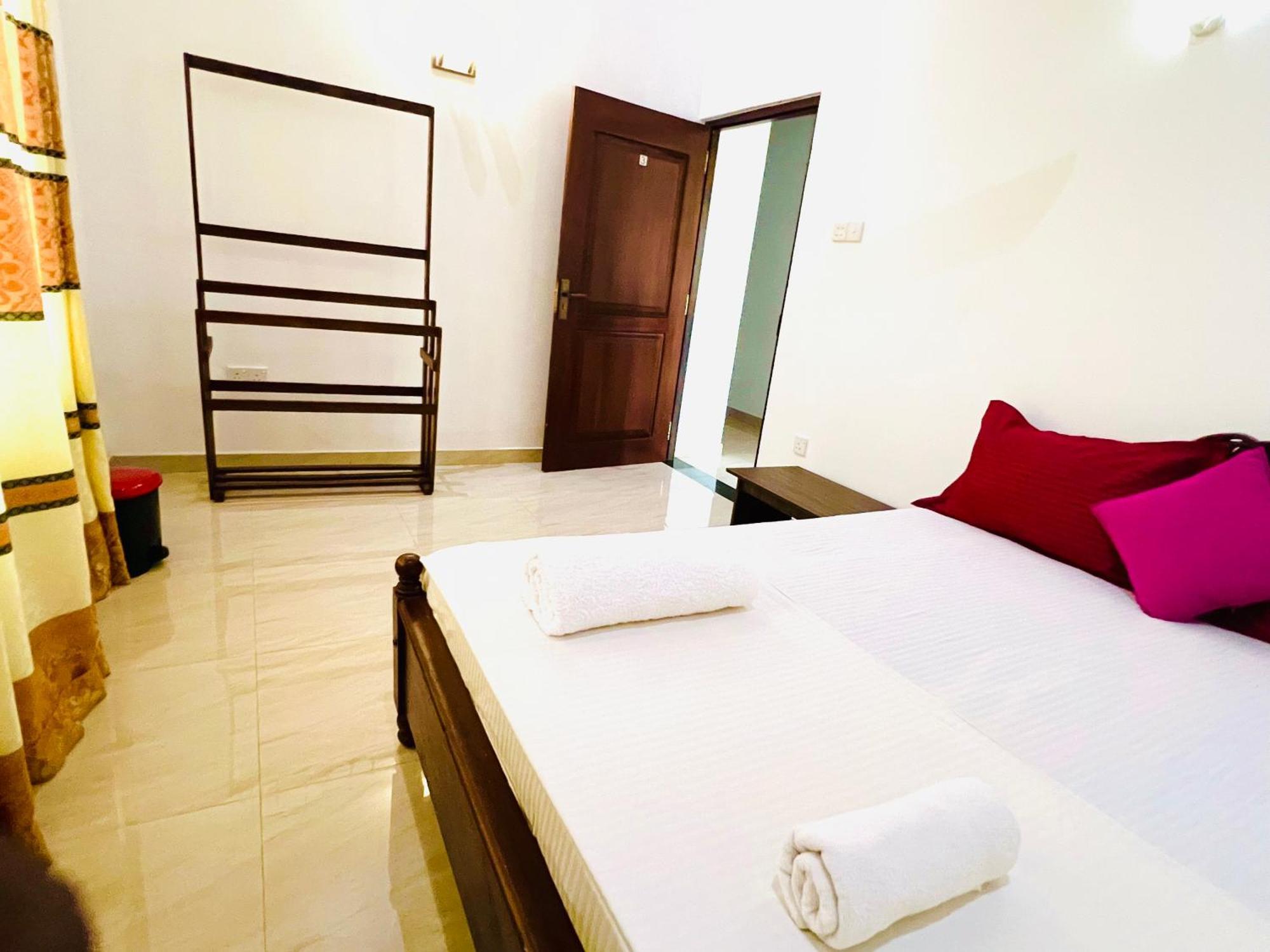 Ahasna Airport Villa Negombo Esterno foto