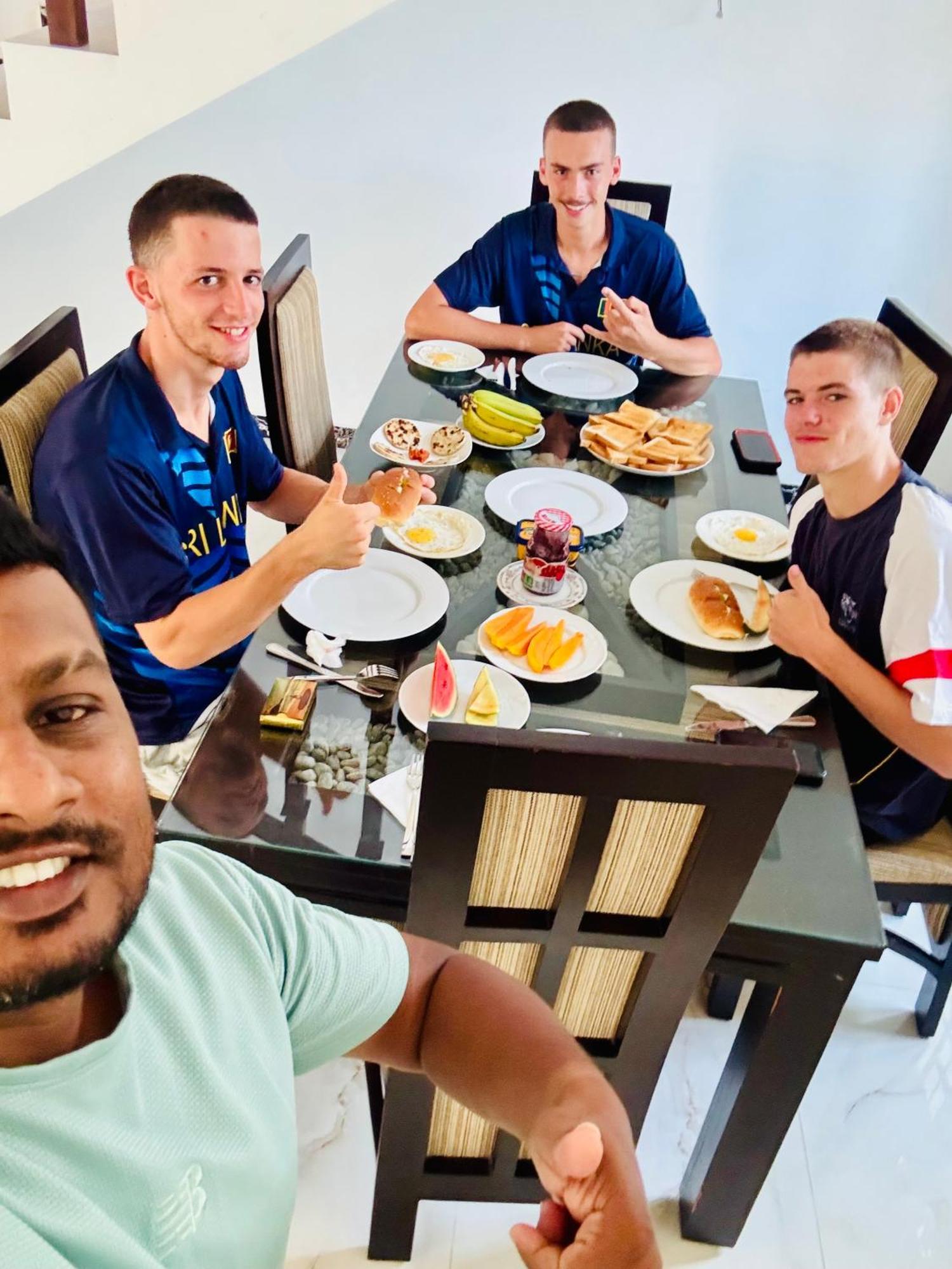 Ahasna Airport Villa Negombo Esterno foto
